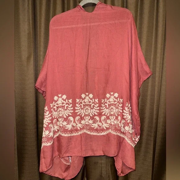 Chic Bohemian Kimono with Floral Embroidery - Picture 3 of 4
